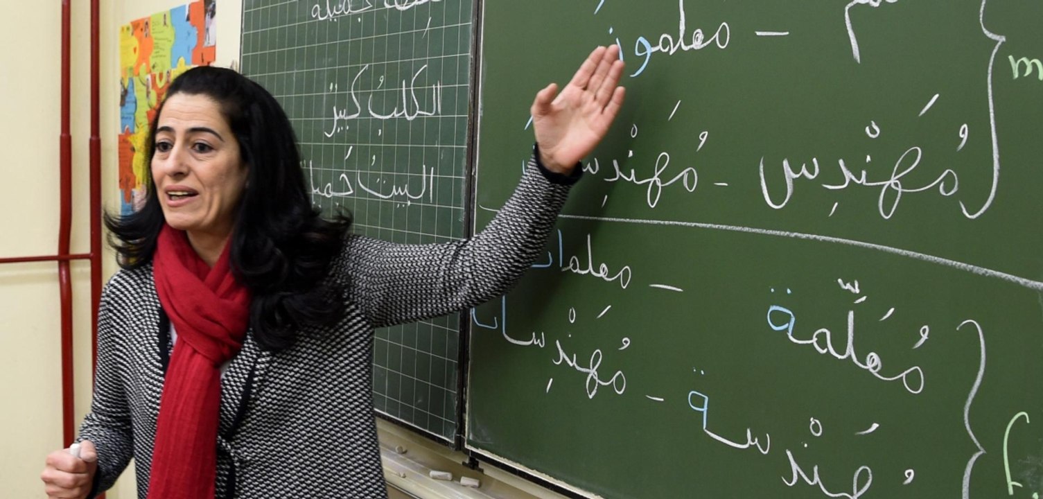Arabisch als schulfach: neue pläne sorgen für aufregung
