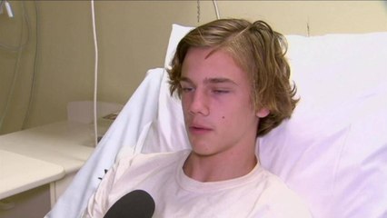 Jugendlicher schaut nach dem Schwimmen sein Bein an und muss sofort ins Krankenhaus