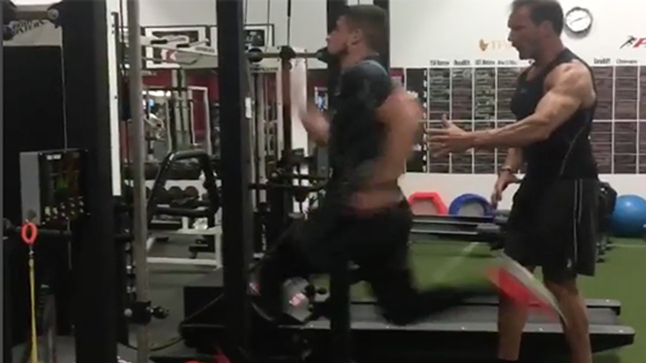 Großer Spinner rennt 42 Stundenkilometer auf einem Laufband