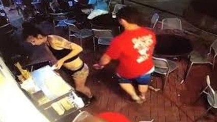 „Fass mich nicht an!“: Mann grabscht an den Po einer Kellnerin, ihre Reaktion ist genial