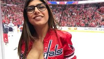 Brust von Puck getroffen: Mia Khalifa passiert ein Unglück bei einem Eishockey-Spiel