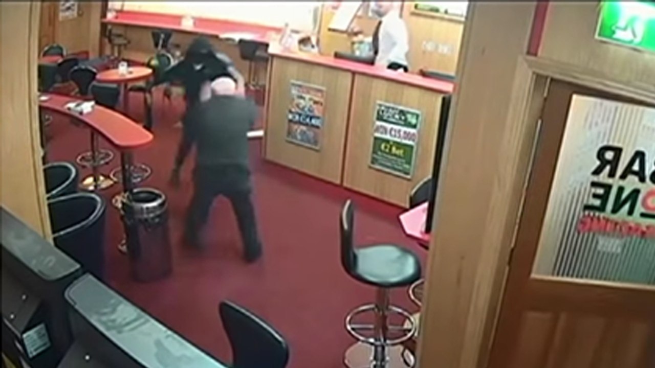 Überfall auf Wettbüro: Die Angreifer sind bewaffnet, doch dann kommt ein 84-jähriger Opa