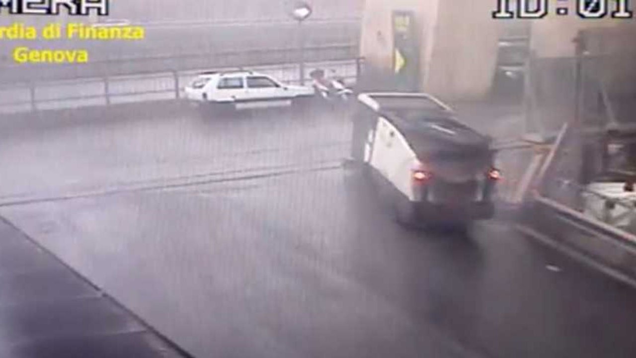 Video: polizei veröffentlicht Überwachungsvideo vom brückeneinsturz in genua