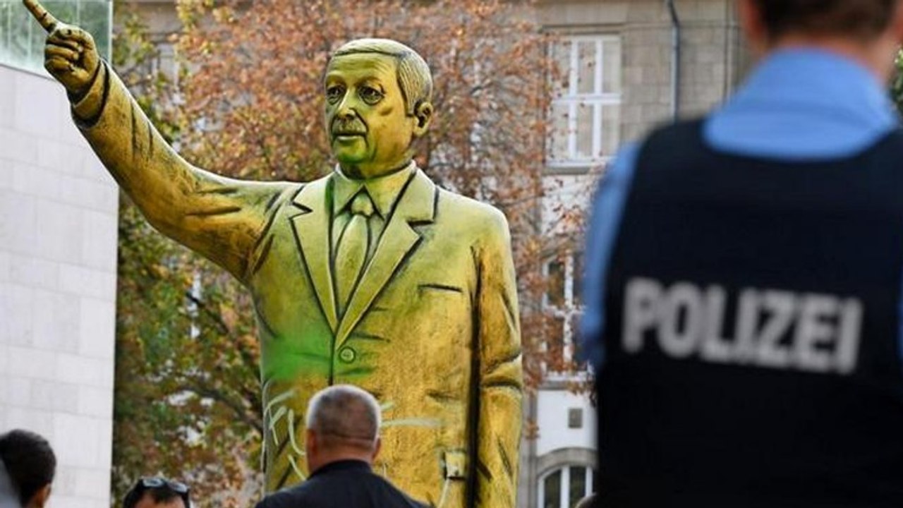 Erdogan-Statue mitten in Deutschland: Polizei und Feuerwehr greifen durch!
