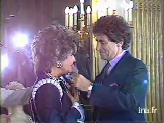 Elizabeth Taylor décorée par Jack Lang