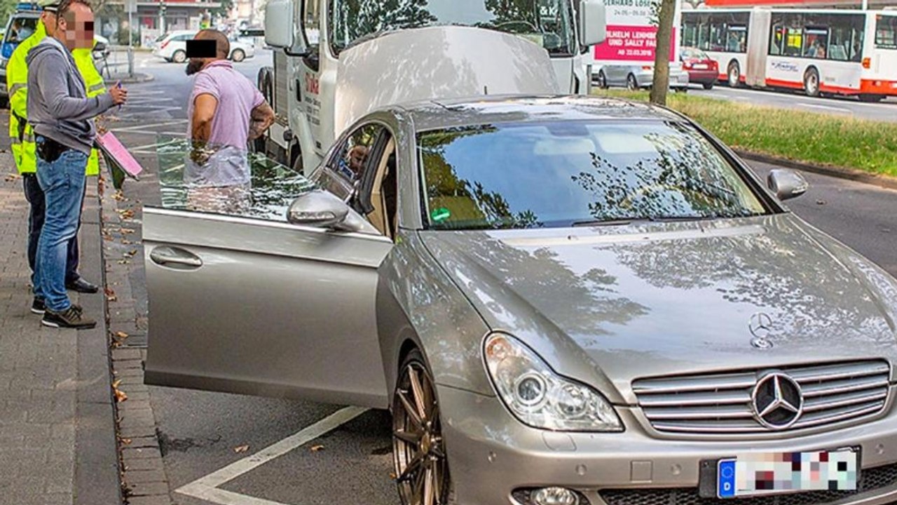 Im Luxus-Mercedes zum Jobcenter: Dann taucht die Polizei auf!