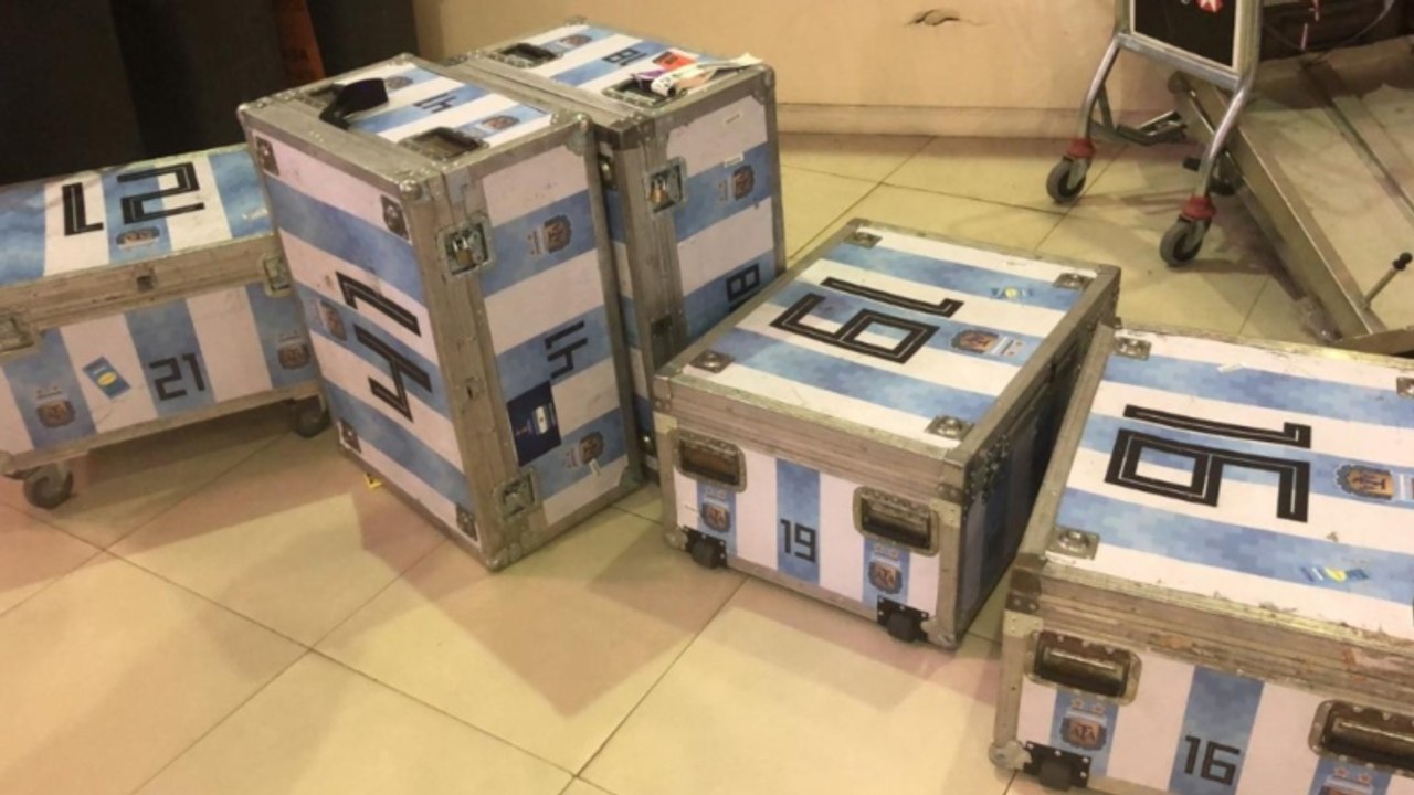 Flughafen: Zoll kontrolliert argentinische Nationalmannschaft und macht schockierenden Fund im Gepäck!