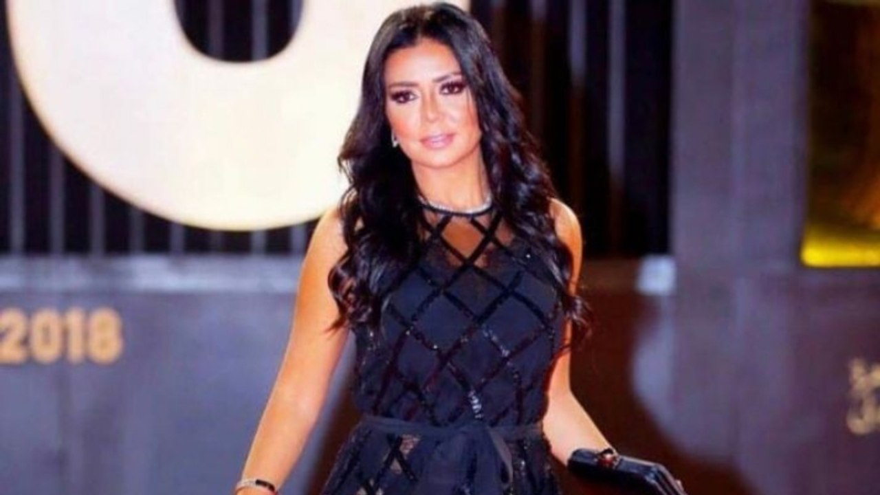 Schauspielerin zeigt sich in durchsichtigem Kleid: Jetzt droht ihr der Knast!