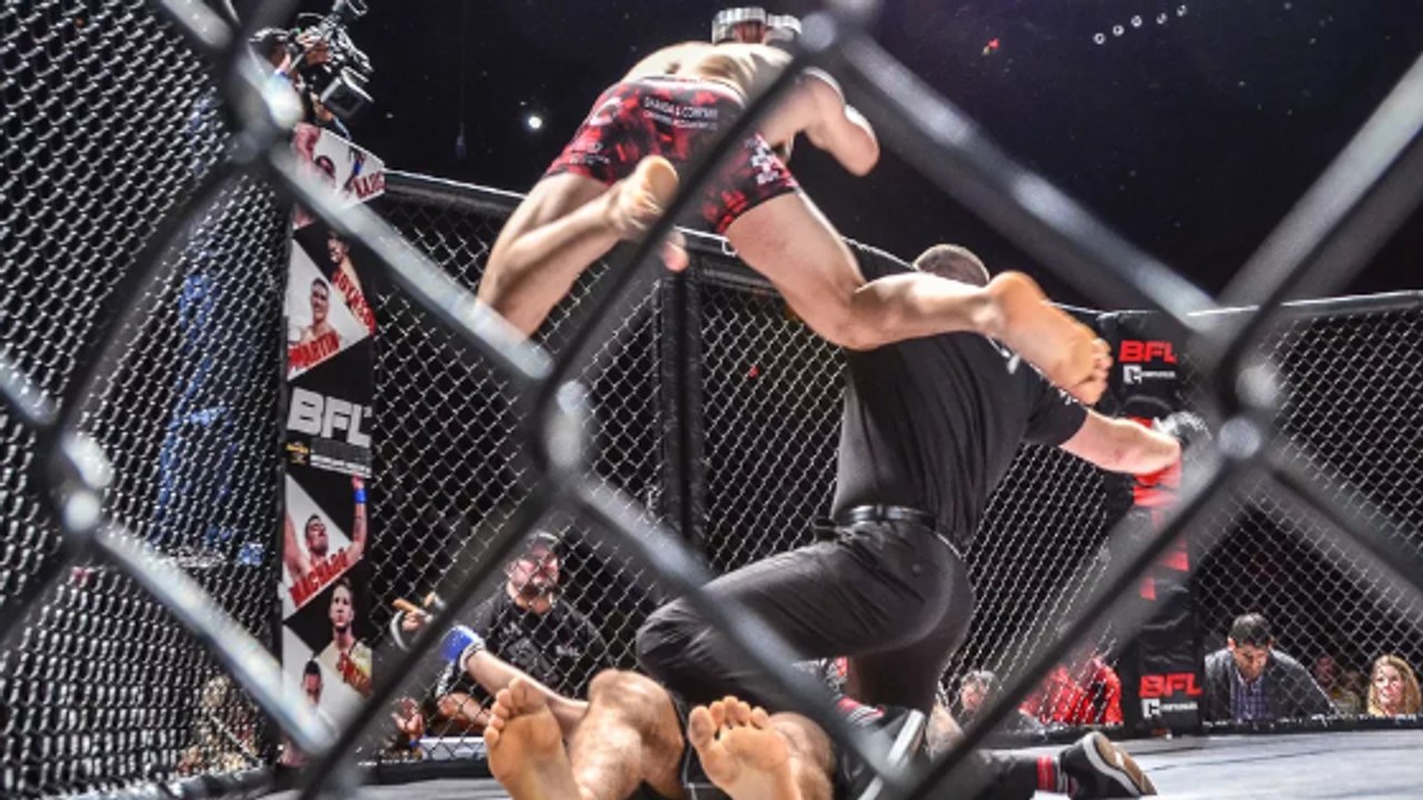 Verrücktes MMA-Finish: Kampfrichter disqualifiziert den Kämpfer!