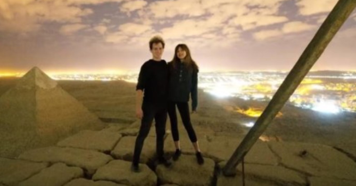 Skandal um Weltwunder: Paar filmt sich bei schmutziger Aktion auf der Cheops-Pyramide