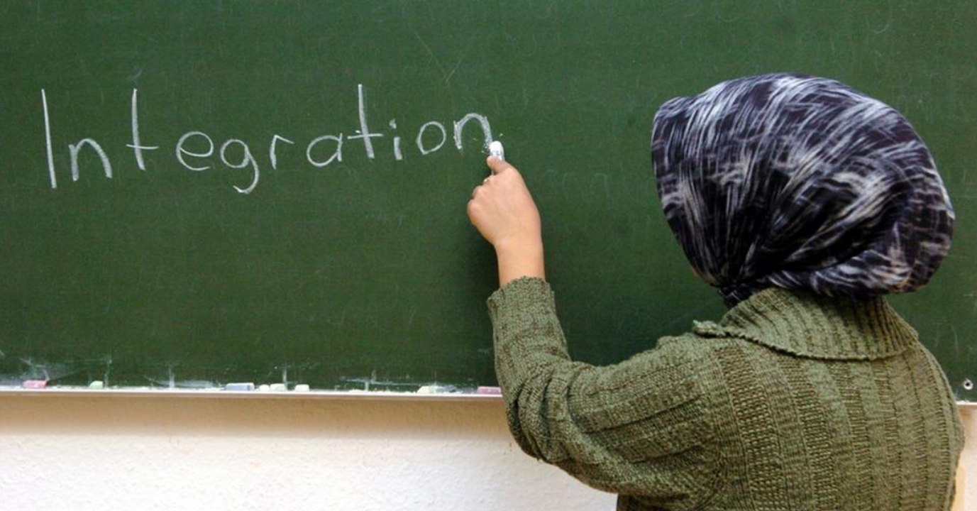 5.000 euro entschädigung: absurdes kopftuch-urteil spaltet berlin