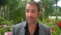 Jean Dujardin tente de parler anglais pour soutenir Uggy le chien