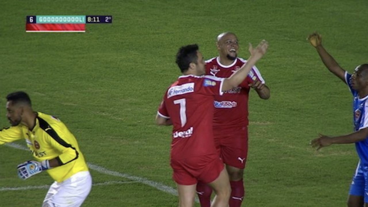 Roberto Carlos tritt so stark zu, dass nur der Videobeweis sein Tor bestätigen kann