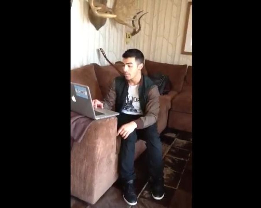 Jonas Brothers : Nick et Joe travaillent en studio