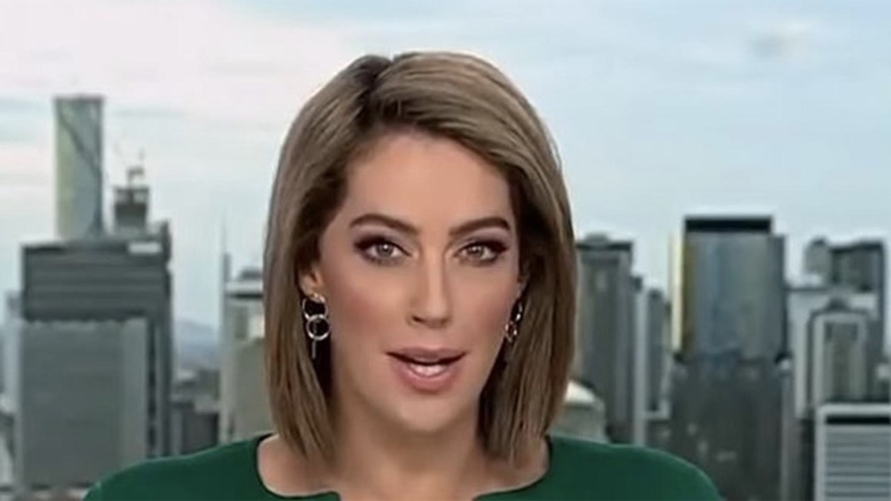 Alle blicken in den Ausschnitt: TV-Moderatorin übersieht Detail