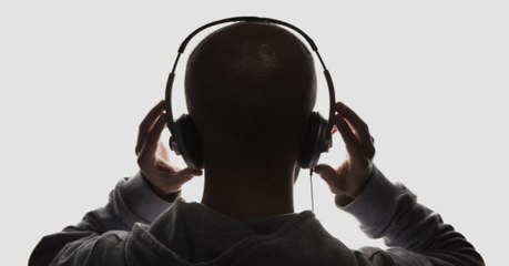 Er hört Musik: Kurz darauf findet ihn seine Mutter leblos und mit blutenden Ohren