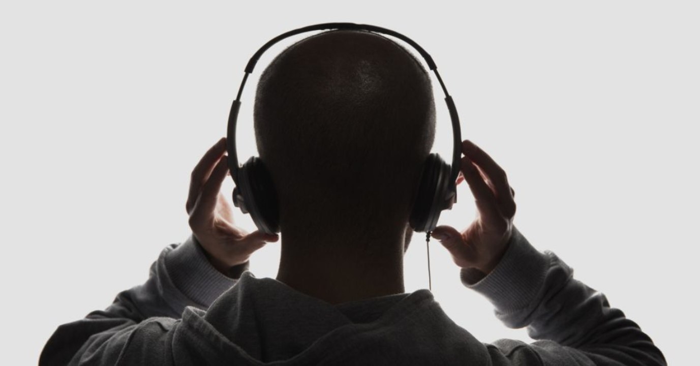 Er hört Musik: Kurz darauf findet ihn seine Mutter leblos und mit blutenden Ohren
