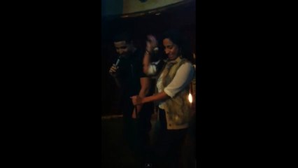 Drake surprend une fan lors d'un karaoke