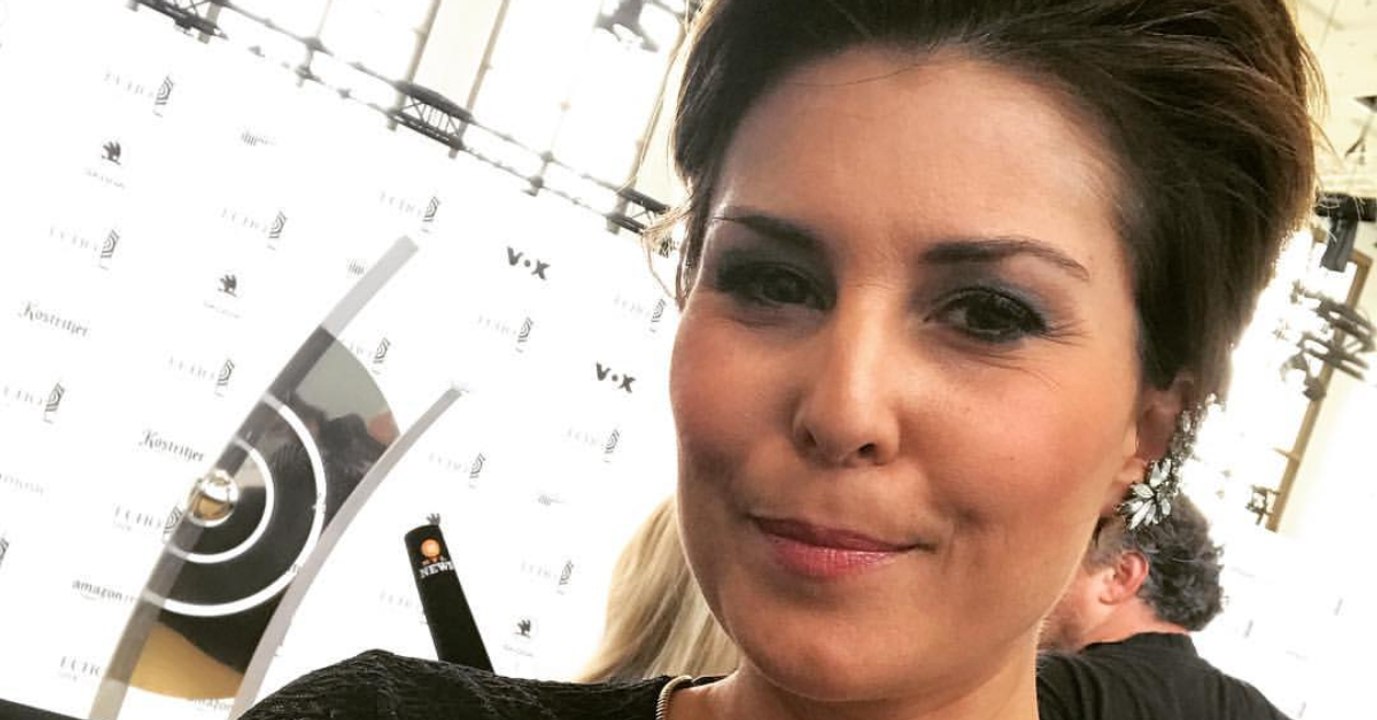 Sat.1-moderatorin leicht bekleidet: zuschauer schockiert über "rotlicht-outfit"