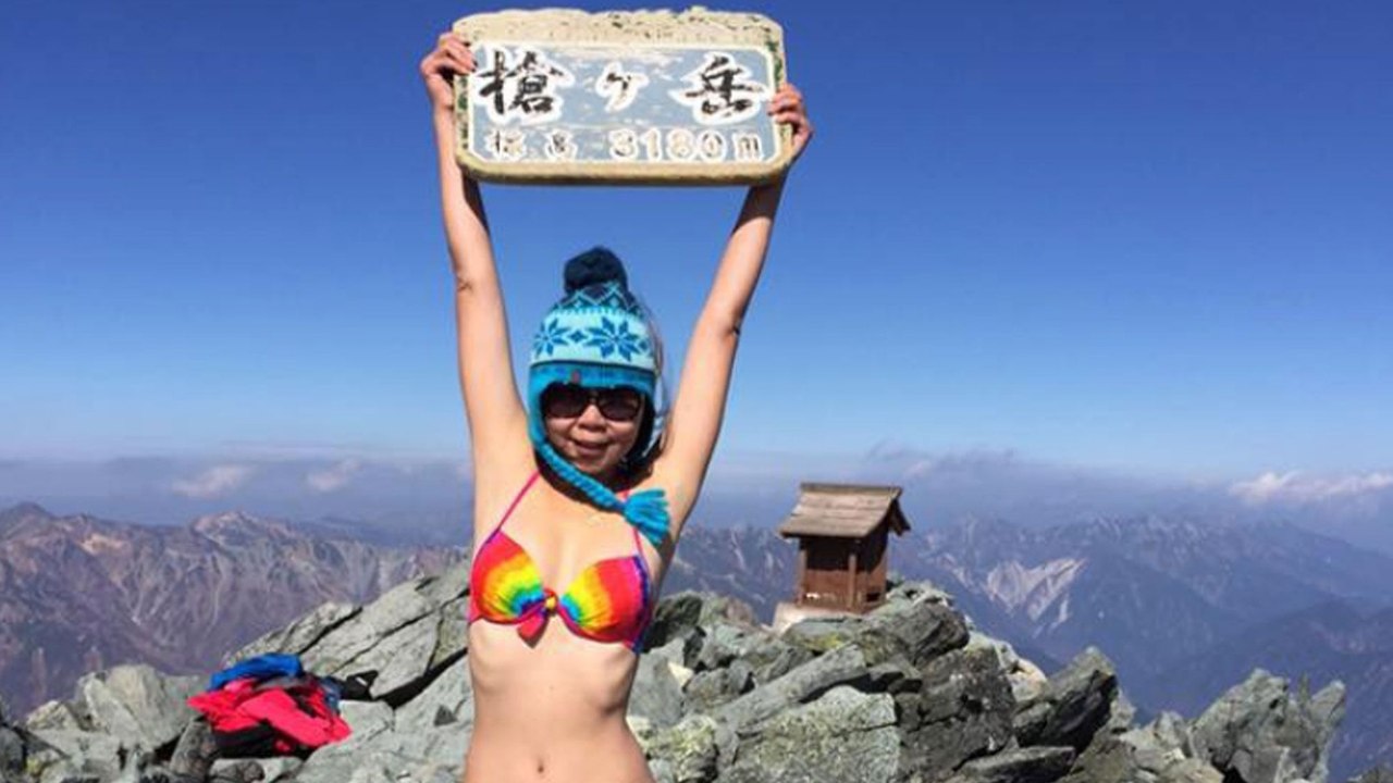 Für ein neues Foto geht die 'Bikini-Bergsteigerin' ein tödliches Risiko ein