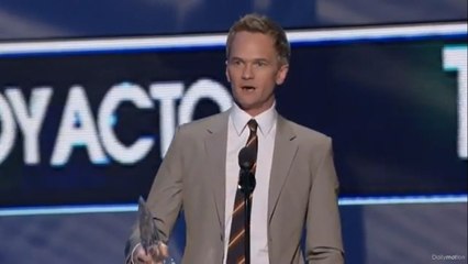 Neil Patrick Harris embrasse son mari et parle de ses jumeaux aux People's choice