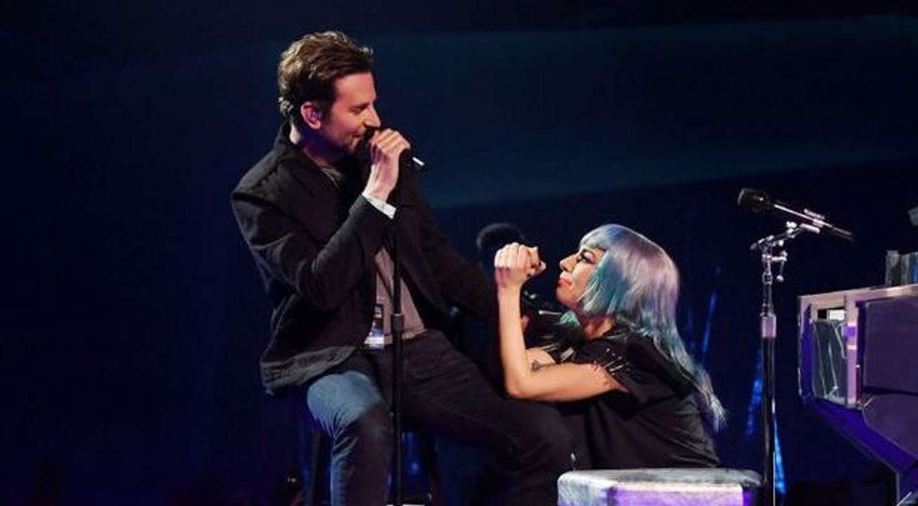 Lady Gaga: Bradley Cooper überrascht ihre Fans mit spontaner Aktion (Video)