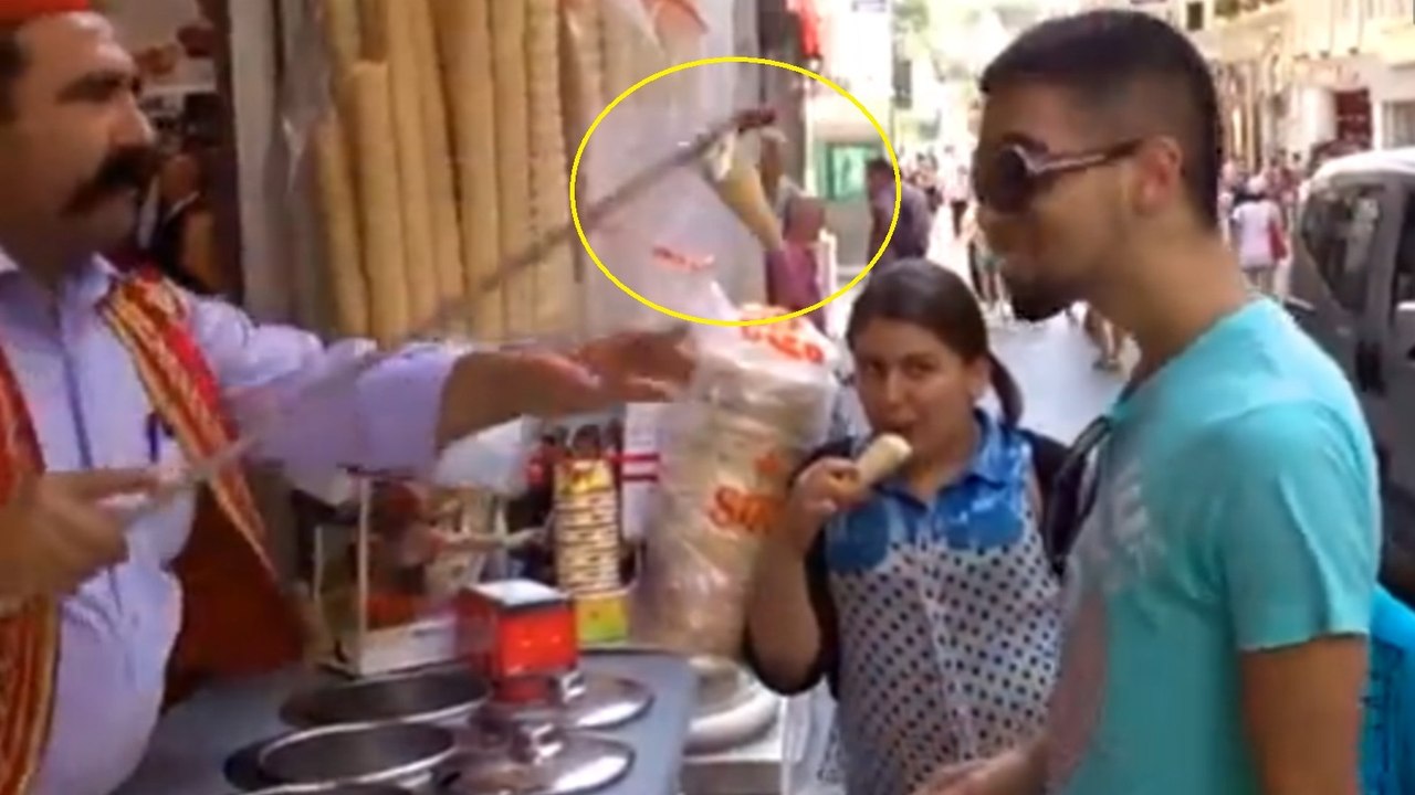 En Turquie, ce vendeur de glaces est complètement dingue