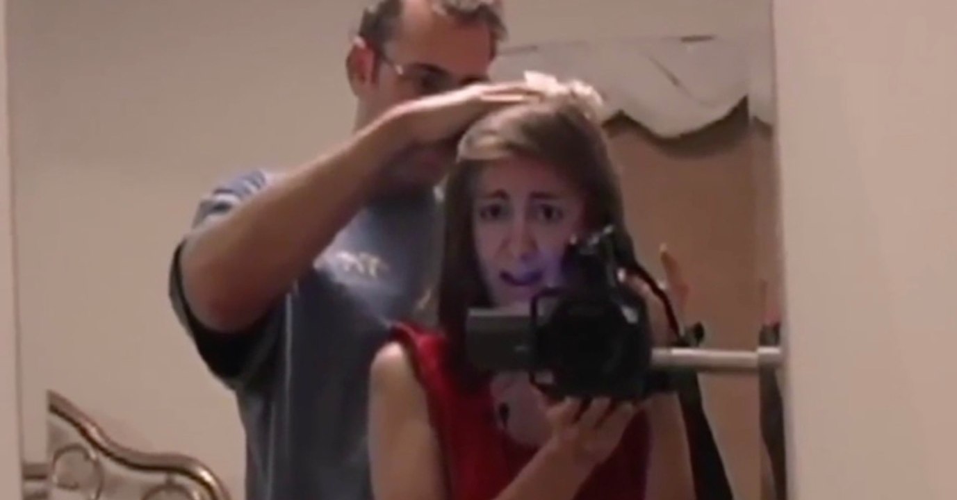 Sie klagt monatelang über Kopfschmerzen: Dann macht ihr Freund einen ekligen Fund