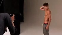 Justin Bieber : Il fait une séance photo torse nu