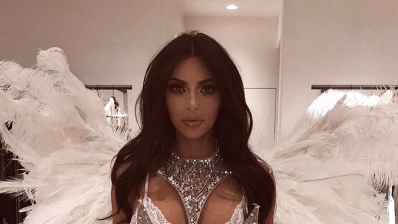 Kim Kardashian zeigt ihre scharfen Kurven in ihrem neuesten Dessous-Foto