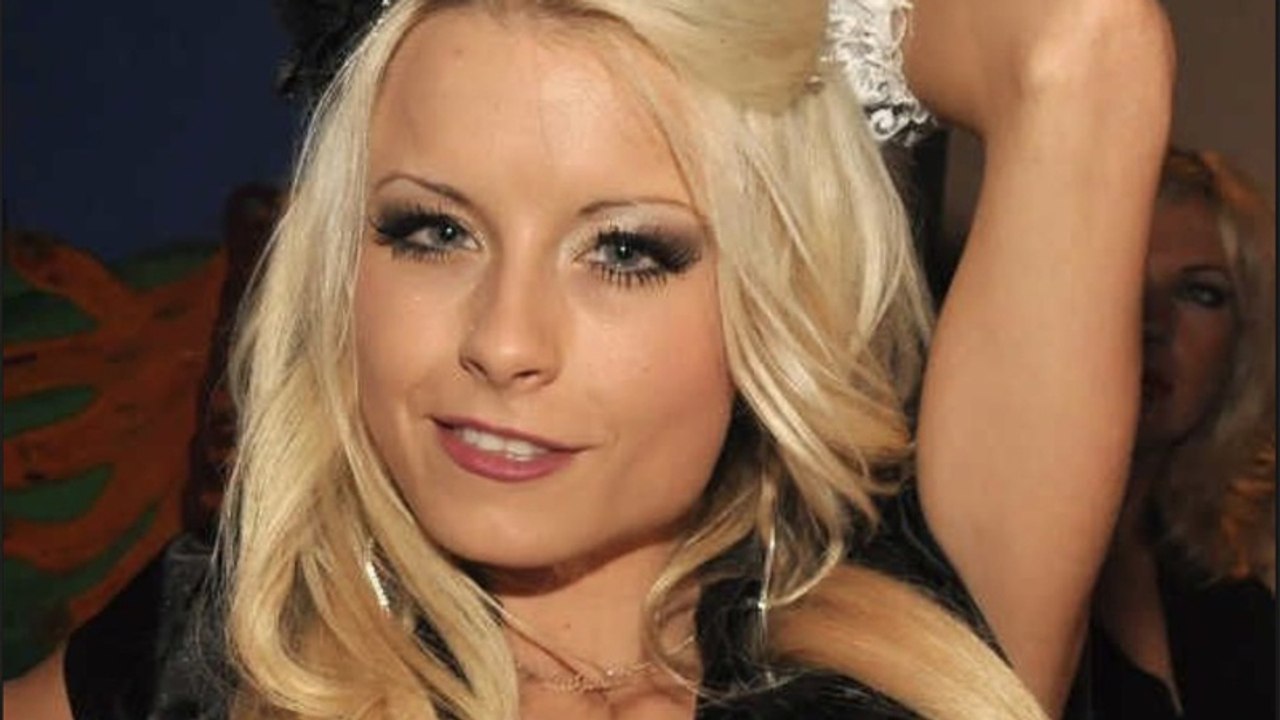 Oben ohne: Mia Julia Brückner zeigt, wie man sich bei eisigen Temperaturen 'richtig' anzieht