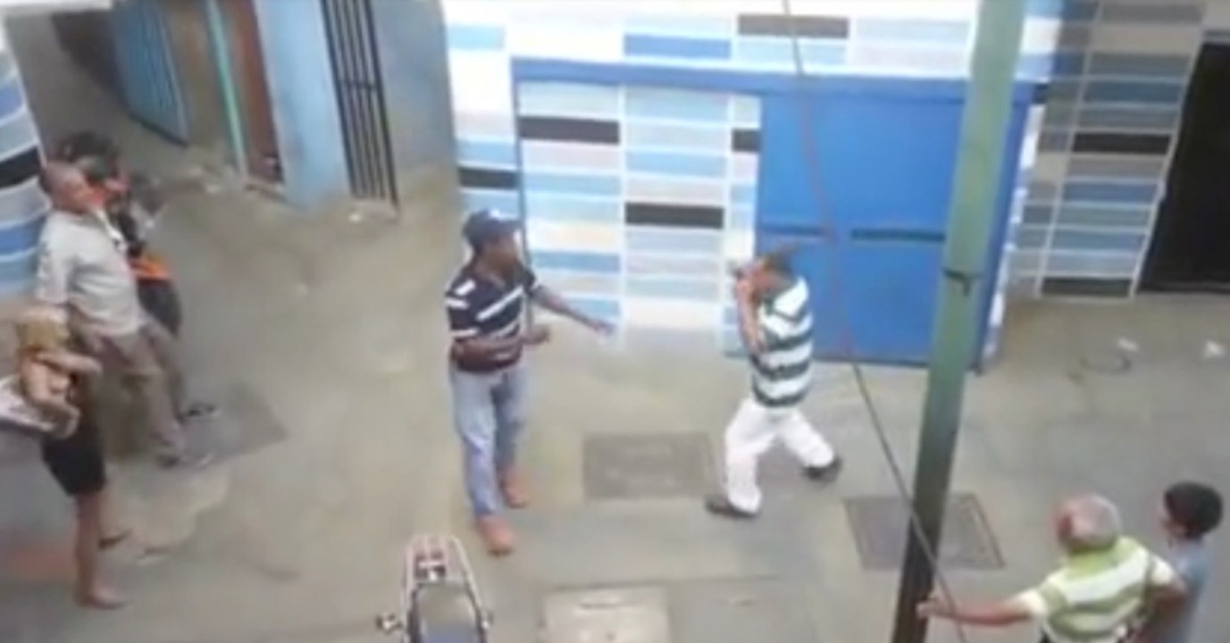 Sie gehen auf ihn los: Doch er ist Profi-Boxer