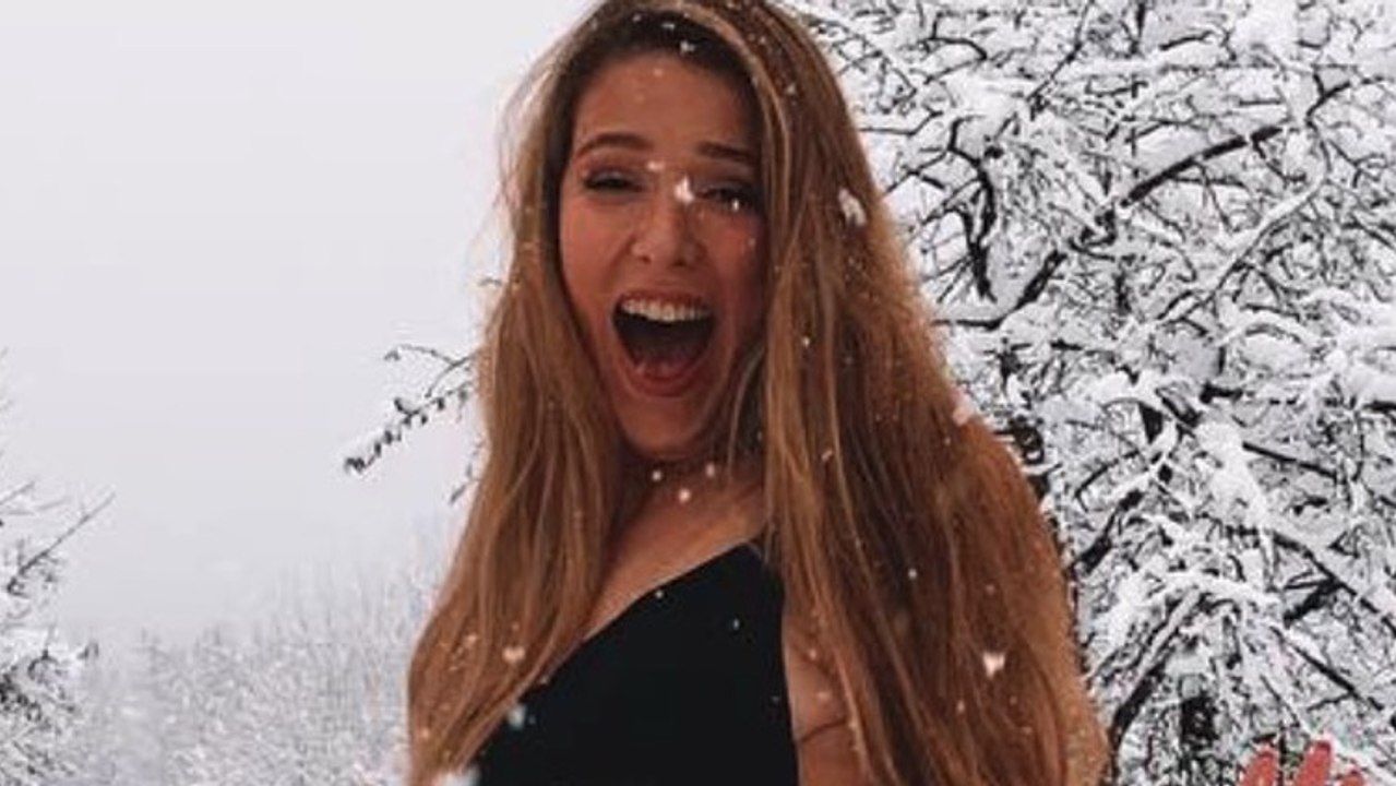 Influencerin provoziert ihre Fans mit freizügigem Badeanzug im Schnee