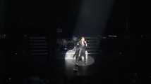 Johnny Hallyday : Regardez le chanteur allumer le feu au Beacon Theatre à New York !