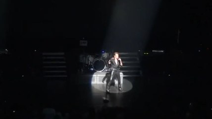 Johnny Hallyday : Regardez le chanteur allumer le feu au Beacon Theatre à New York !