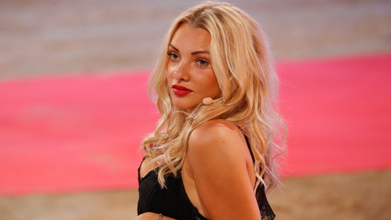 Evelyn Burdecki beschuldigt Dschungelcamp: Jetzt hat sie ein Problem mit ihren Brüsten