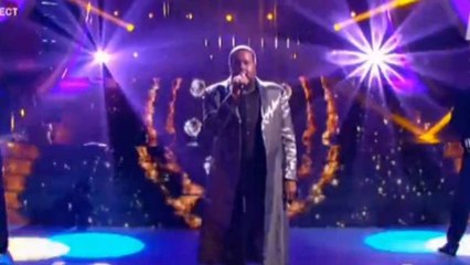 Un air de star : Emmanuel Philibert déguisé en Barry White surprend les membres du jury