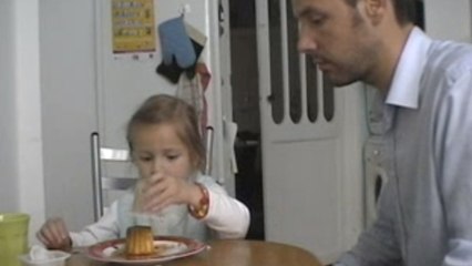 Un papa fait une drôle de blague à sa petite fille