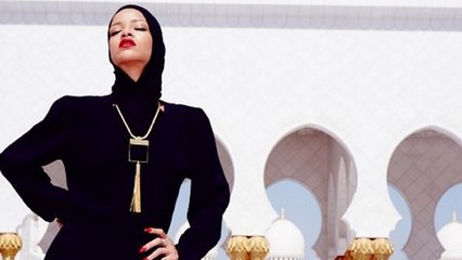 Rihanna voilée devant une mosquée à Abu Dhabi crée la polémique