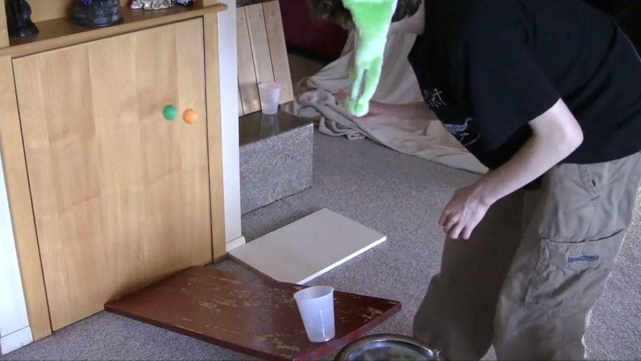 Une incroyable compilation de 67 coups réussis avec une balle de ping-pong
