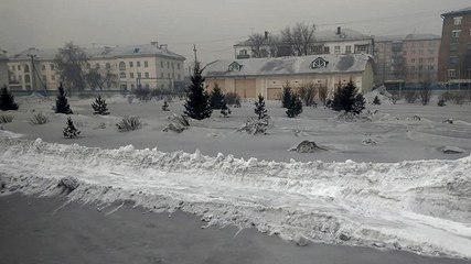 Download Video: Schwarzer Schnee fällt in Sibirien: Über den Grund sind Bewohner schockiert!