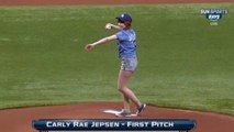 Carly Rae Jepsen : Regardez son lancer totalement manqué lors d'une rencontre de baseball