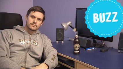 Il décapsule une bouteille avec une astuce incroyable