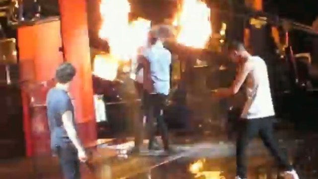Harry Styles des One Direction : En plein concert, il est sauvé des flammes par Zayn Malik