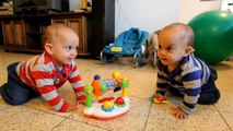 Des bébés jumeaux dansent ensemble en rythme