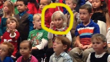 Une petite fille décide de faire des chants de noël en langue des signes