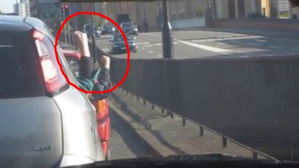 Ces deux automobilistes sont dans les bouchons. Ils ont trouvé le moyen parfait pour tuer le temps