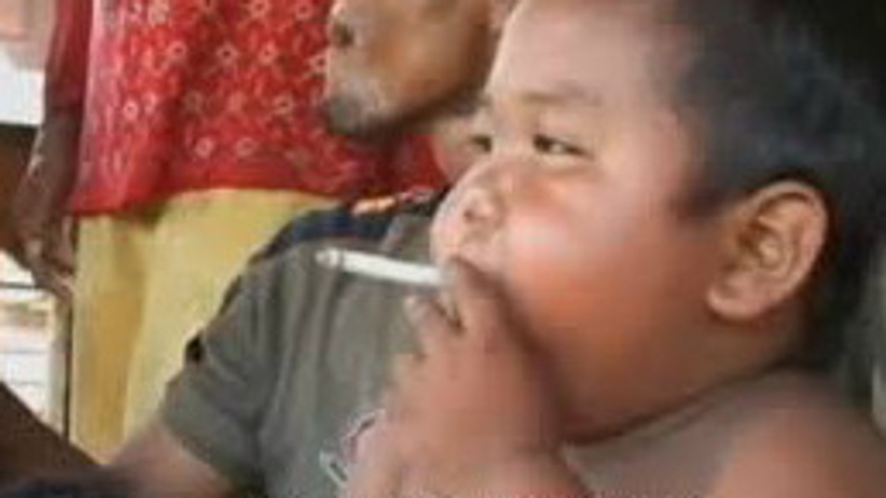 L'enfant qui était accro à la cigarette à 2 ans est maintenant accro à la nourriture