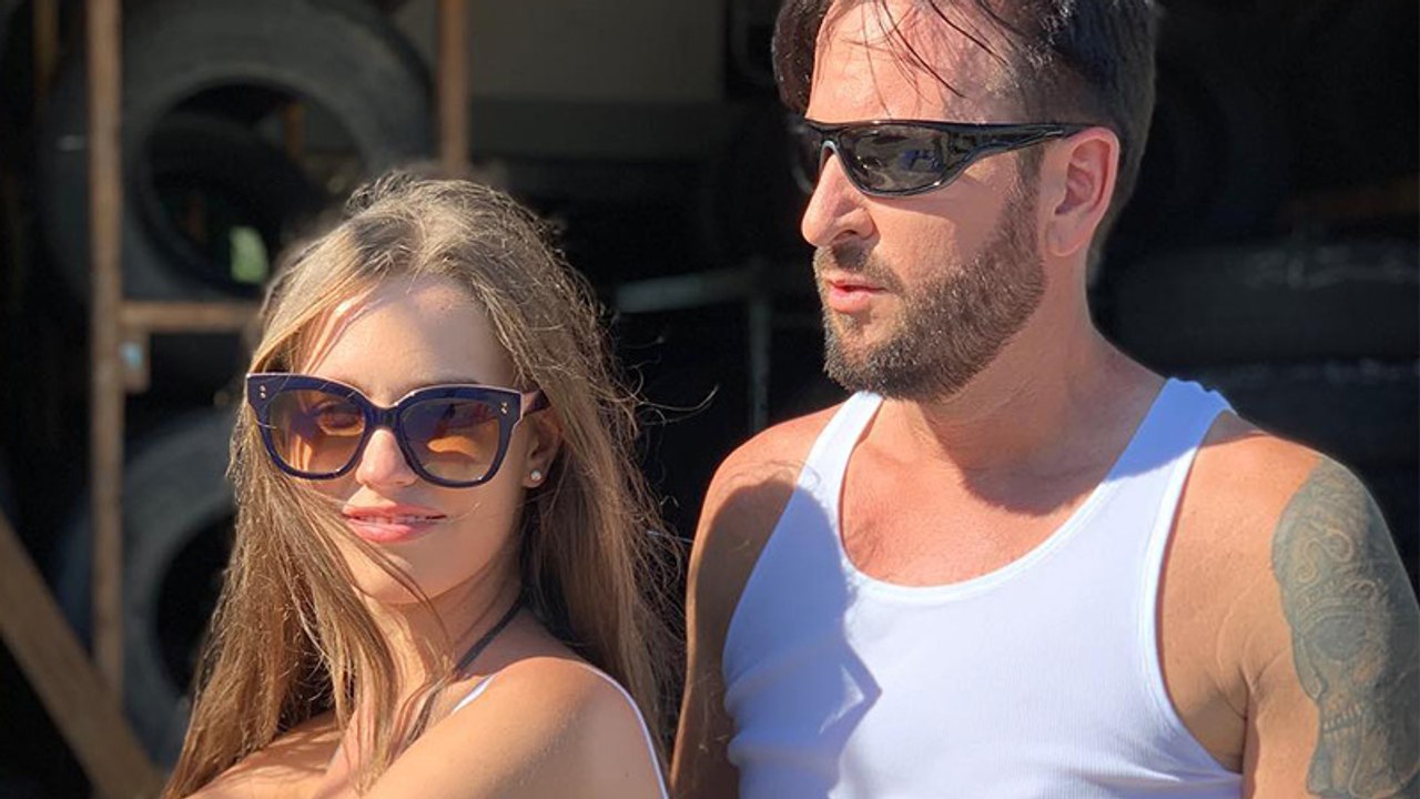 So führt Michael Wendler seine Teenie-Love vor