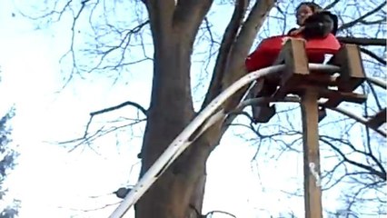 Un père a construit des montagnes russes pour son enfant